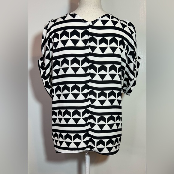 Lush Black and White Geometric Blouse Women’s Size Small Short Sleeve - Picture 4 of 7